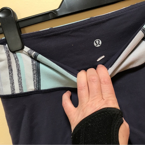 Women's Lululemon reversible cropped leggings (8) - Picture 8 of 8